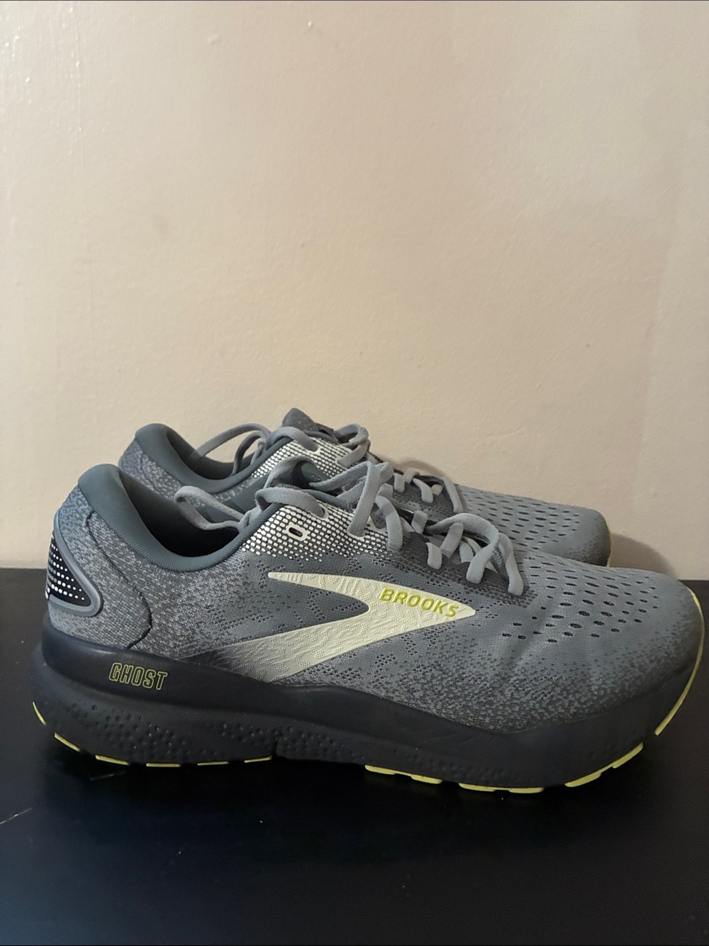 Brooks Ghost 16 neutral running shoes in the Primer Grey Lime color size 9 Mens
